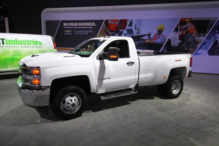 Los Angeles: Autószalon másként 10 Chevrolet Silverado hátul dupla kerékkel