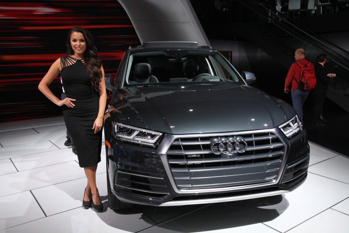Los Angeles: Autószalon másként 2 Adaptív légrugózással, kifinomult összkerékhajtással, infotainment-rendszerek széles választékával és persze a nagy példaképről, az Audi Q7-ről másolt formai jegyekkel lép színre a jövő évtől megvásárolható, új generációs Q5st