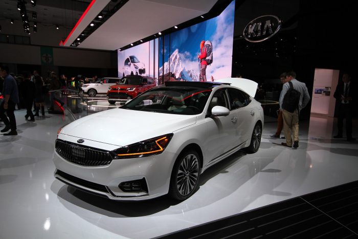 Los Angeles: Autószalon másként 13 Különleges zorrós lámpákat kapott a Kia a Cadenza