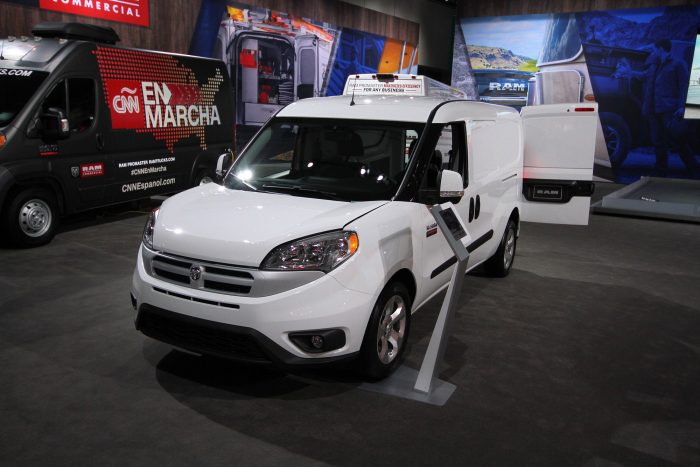 Los Angeles: Autószalon másként 14 Dodge emblémával egész viccesen fest a Fiat Doblo