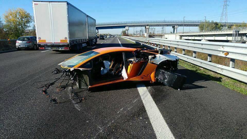 Egy ép eleme sem maradt ennek a Lamborghininek 5