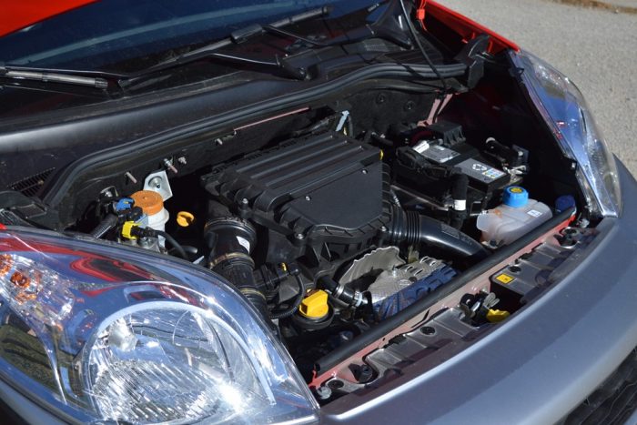 Nagyképű, de van mire 6 A 1.3 literes, 95 lóerős motor az utastérben szinte alig hallható az utastérben.