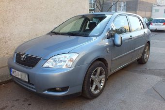 Feldühítették a parkoló autók, szétverte őket