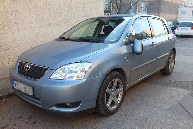 Feldühítették a parkoló autók, szétverte őket