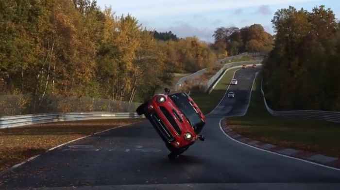 Két keréken száguldott végig a Nürburgringen ez a Mini