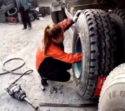 Ha kíváncsi vagy, hogy hogyan cserél kamionon kereket egy kínai nő, akkor ez itt a te videód!