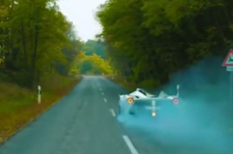 Így égeti LaFerrarijáról a gumit a budapesti milliárdos