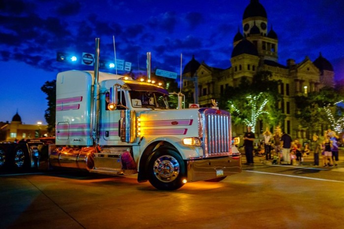 Félszáz amerikai csőrös vonult fel az utcán