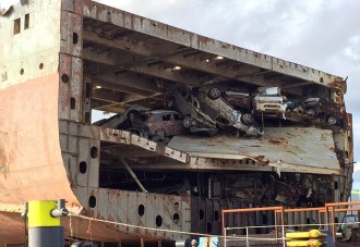 Így emelnek ki egy teherhajót és 1400 autót a tengerből