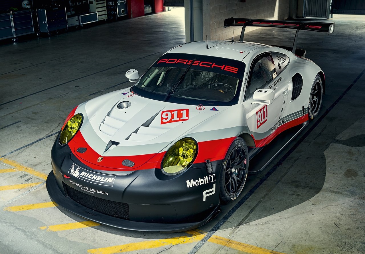 Középmotoros lett a brutális Porsche 911 RSR 7