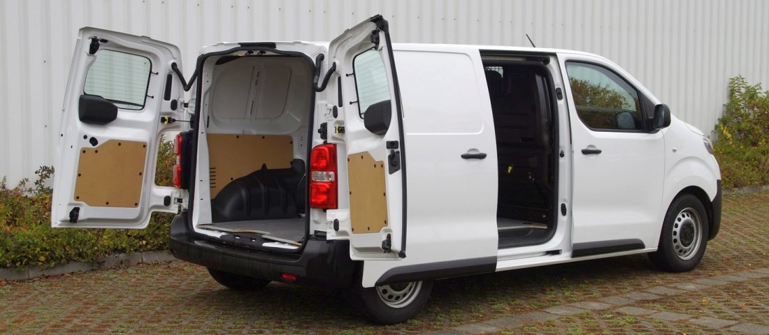 Kanapészállítós teszt az új Toyota Proace furgonnal