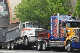 Pótkocsis teherautó gázolt a zebrán ma reggel