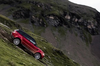 Sípályán száguldott alá a Range Rover Sport