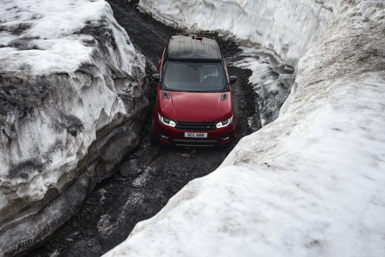 Sípályán száguldott alá a Range Rover Sport 1