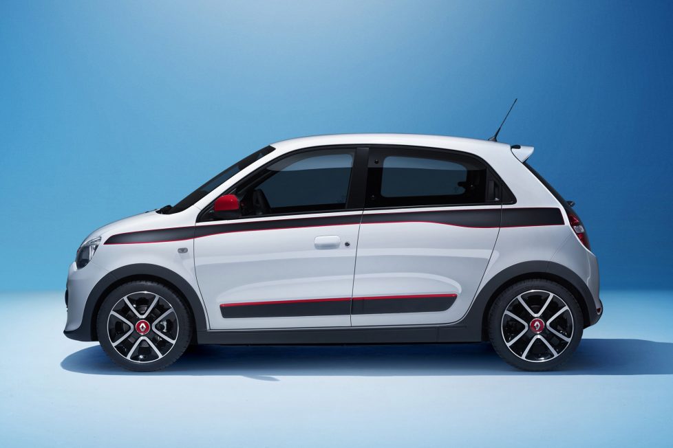 Fekete péntek – ezek a legolcsóbb autók itthon 4 Renault Twingo SCe70 Life, 2 640 000 forint. Bár minden extráról lecsupaszították, az egyedi konstrukció előnyei így is megmaradtak a Twingónál, ilyen könnyedén forduló, farmotoros kisautó nincs még egy.