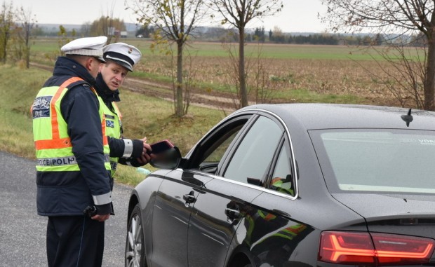 Suzukis és rendőri vígjáték Vas megyében 10 Visszatérve a korábban félreállított Audihoz: -Uram, van egy kis gond a vezetői engedélyével... Lejárt... (A sofőr figyelmeztetéssel megúszta.)