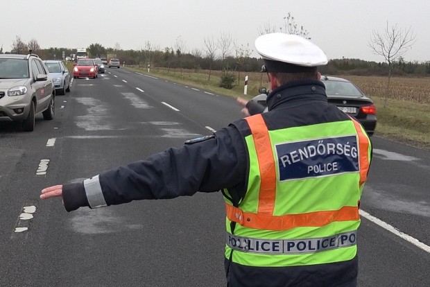 Suzukis és rendőri vígjáték Vas megyében 2 A Suzuki vezetője szinte leblokkolt, ezért a rendőr még erélyesebben mutatta, hogy közelebb kell jönni, majd félreállni. A Suzuki erre csigalassúsággal lehúzódott az út szélén álló autók mögé.