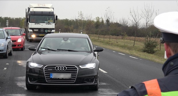 Suzukis és rendőri vígjáték Vas megyében 4 A Suzuki helyett így az Audi kevésbé körülményes vezetője "nyerte meg" a közúti ellenőrzést. A sofőr nem látszott boldognak.