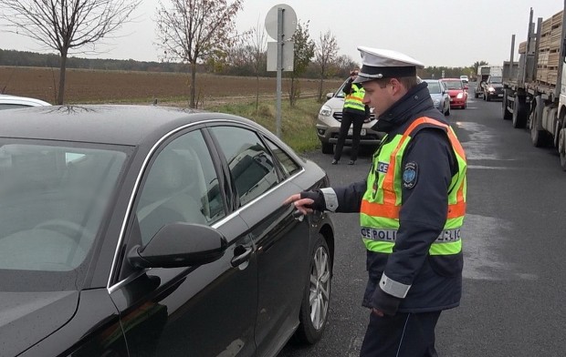 Suzukis és rendőri vígjáték Vas megyében 5 Jó napot kívánok, közúti ellenőrzés, kérem guruljon előbbre és készítse elő a vezetői- és a forgalmi engedélyt - köszönt be a lehúzott ablakon a rendőr, aki kis türelmet is kért, amíg tisztáz valamit.