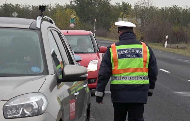 Suzukis és rendőri vígjáték Vas megyében 6 Ezután elindult a Suzukihoz, aminek a sofőrje türelmesen várakozott a parkoló autók mögött.