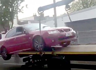 Trélerről ugratva menekült el a dühös autós