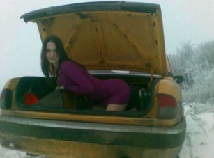 Tíz súlyos kép az autóval pózolás műfajból