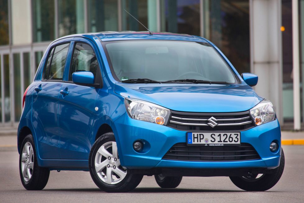 Fekete péntek – ezek a legolcsóbb autók itthon 3 2 599 000 forint – Suzuki Celerio Holtverseny a lista közepén, ide csöppent be a vadiúj Suzuki. A jármű brossúráját lapozgatva már-már fájdalmasan sokszor szerepel a „nagy” szó, ami után a száraz tények a következők: 3,6 méteres hossz, 254 literes csomagtartó, 67 lőerő és 90 Nm. Amennyiben a márkára jellemző „új autó, de akciózzuk” szokás eléri a kisautót, akár a dobogóra is felállhat