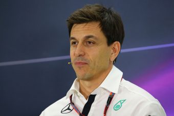 F1: A Mercedes-főnök is könyvben mondja el?