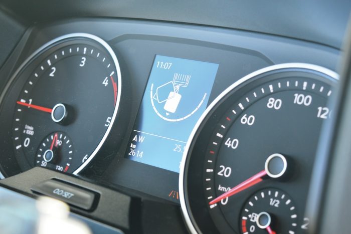 Erre biztosan felszisszennek a Mercedesnél 15 Utánfutóval történő parkoláskor a fedélzeti számítógépen jelenik meg a tréler képe. Az üres jelzi azt a pozíciót, ahogyan szeretnénk ha állna.