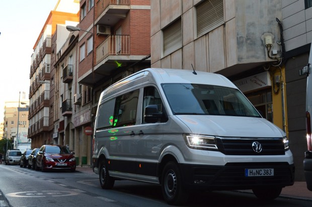 Erre biztosan felszisszennek a Mercedesnél 7 A szűk városi utcácskákban is el lehet boldogulni vele finom szervója miatt, igaz, a tolatókamera is sokat dob az összképen.