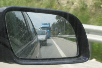 Belebújtunk a csigaként vánszorgó autós bőrébe