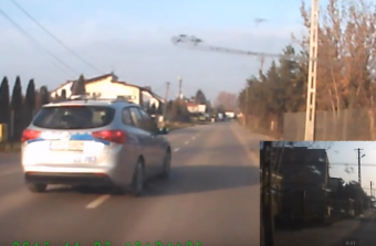 Ez a sofőr betartotta a 30-as táblát, még a rendőr is megelőzte