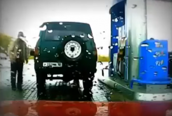 A lusta zseni mutatja hogy kell tankolni