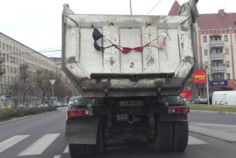 Lógó melltartók sokkolják Budapestet