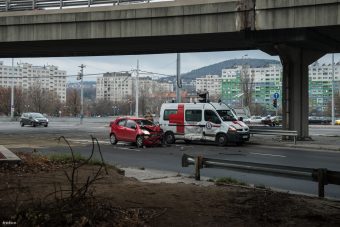 Mentőautó ütközött a Flórián téren