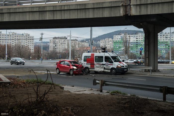 Mentőautó ütközött a Flórián téren