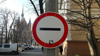 Sosem látott KRESZ-táblát fotóztunk Szolnokon