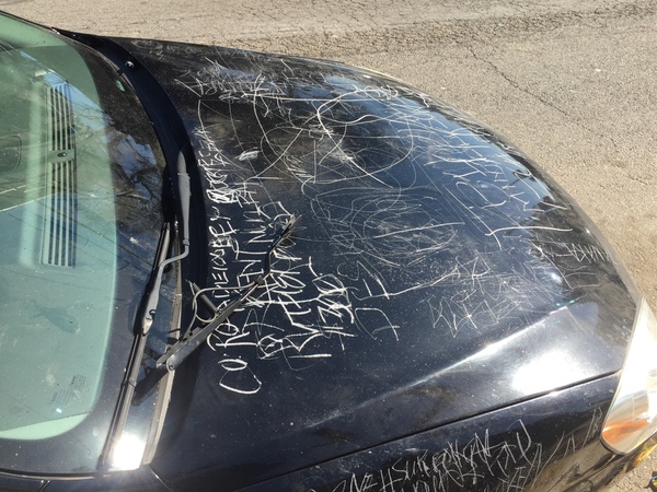 A bizarr nő hat órán keresztül rongálta válogatott módszerekkel az utcán álló autót 2 | Vezess 16291046_1480134047.6329_funddescription