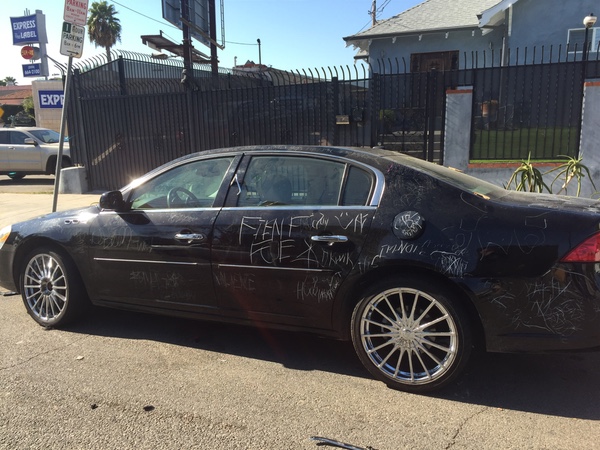 A bizarr nő hat órán keresztül rongálta válogatott módszerekkel az utcán álló autót 3 | Vezess 16291046_1480134152.0765_funddescription