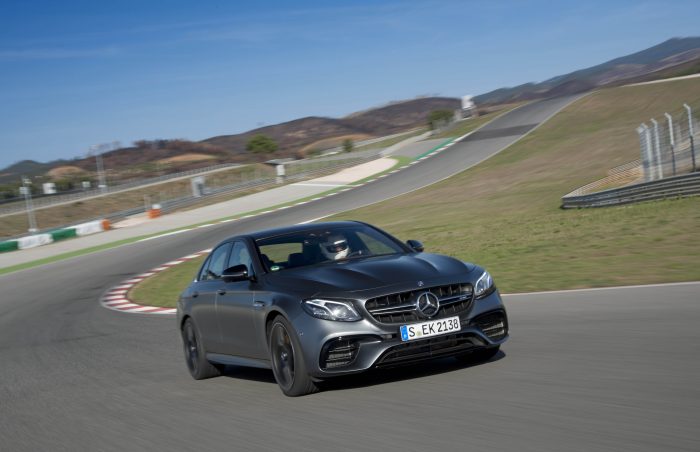Üdvözöl a pokol 10 Comfort, Sport, Sport+ és Race. Négy menetfokozat közül választhat a sofőr, ami a motor, a váltó, a futómű és a kormányzás karakterisztikáját változtatja. Ahogy a Race felé közeledünk, annál nagyobb a mosoly és a folt hónaljtájékon.