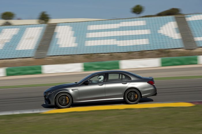 Üdvözöl a pokol 9 Nulláról 100 km/órára elég 3,4 másodperc. A Porsche 911 Turbo S mindezt 2,9 msp alatt tudja, de ő durván 500 kilóval könnyebb.