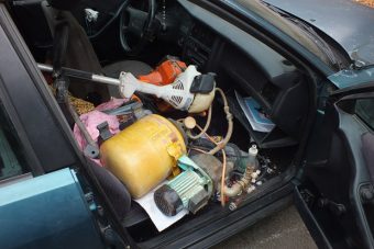 Szalagkorlátnak hajtottak a béna tolvajok