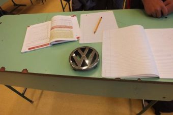 Lopkodták az autók emblémáit, lecsaptak rájuk