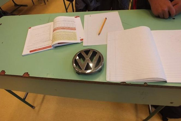 Lopkodták az autók emblémáit, lecsaptak rájuk