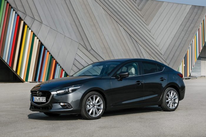 Mazda3: nem csak szép, okos is 9 Keresztirányú forgalomfigyelés és gyalogosokat is figyelő féktámogató is bekerült a Mazad3-asba