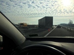 Szalagkorlátot bontott egy kamion az M5-ösön