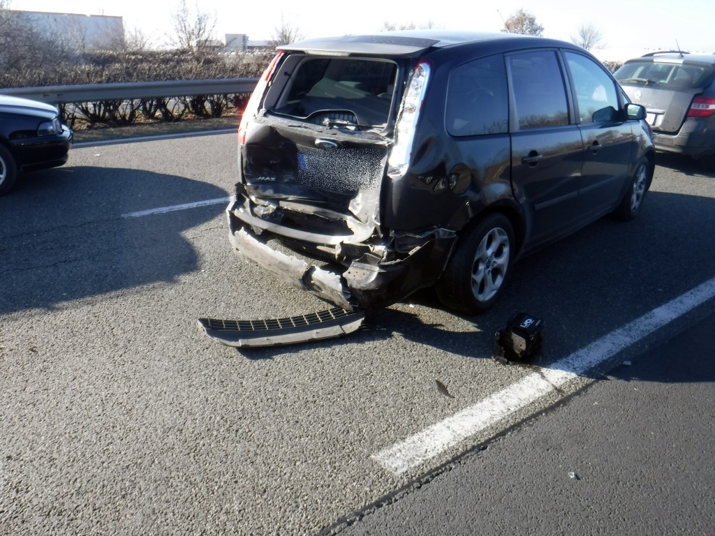 Két balesetben összesen 10 autó ütközött össze az M1-esen – képeken a baleset 6