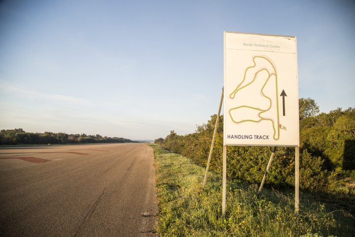 A világ legkirályabb kanyarjaira eresztett rá a Porsche 1 A világ legjobb kanyarjaiból rakták össze a pályát, a legtöbb ívet a Nürburgringről hozták