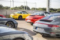 A világ legkirályabb kanyarjaira eresztett rá a Porsche 21 A világ legkirályabb kanyarjaira eresztett rá a Porsche 21