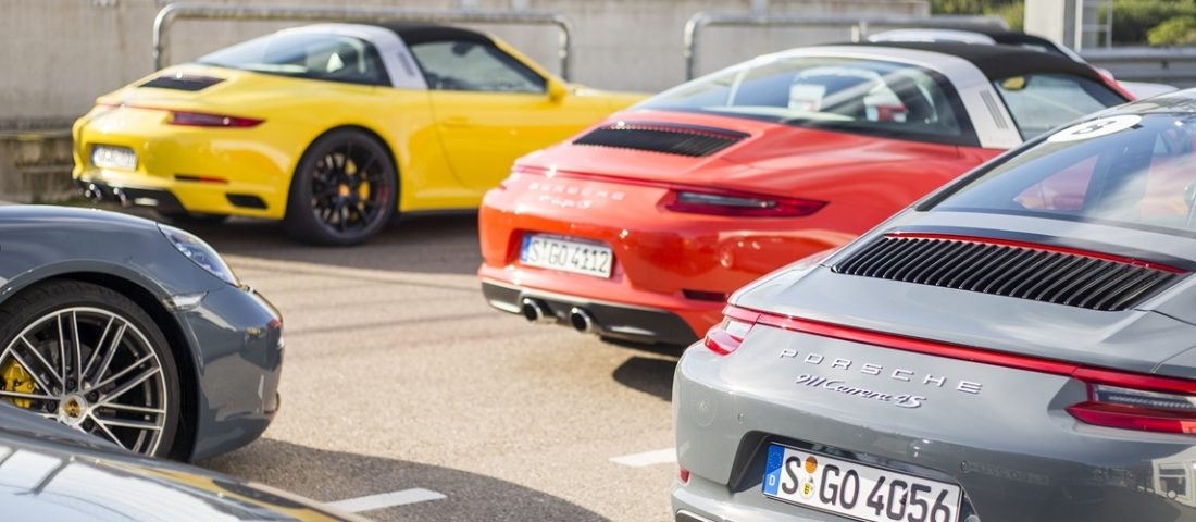 A világ legkirályabb kanyarjaira eresztett rá a Porsche